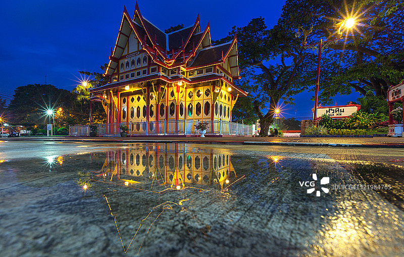 带有倒影的华欣火车站图片素材