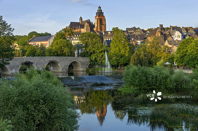 韦茨拉尔大教堂、拉恩河老桥与喷泉，德国黑森州韦茨拉尔图片素材
