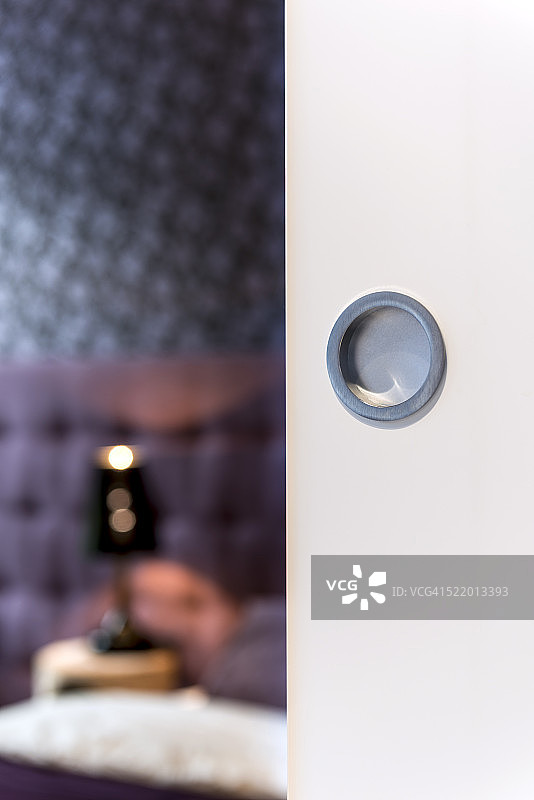 带圆形把手的白色门内饰细节图片素材