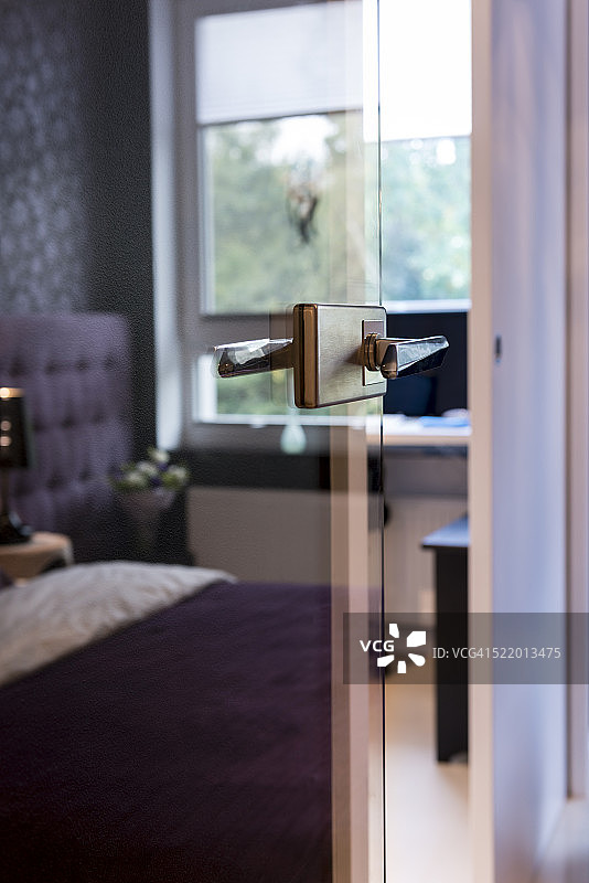 现代缎面门把手图片素材