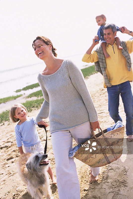 在海滩上散步的家庭图片素材