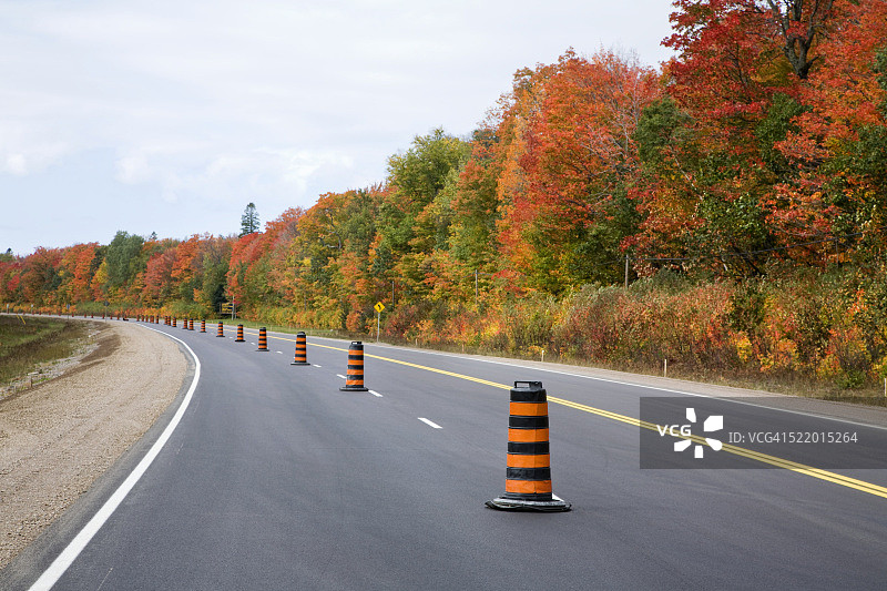 高速公路上的交通锥图片素材