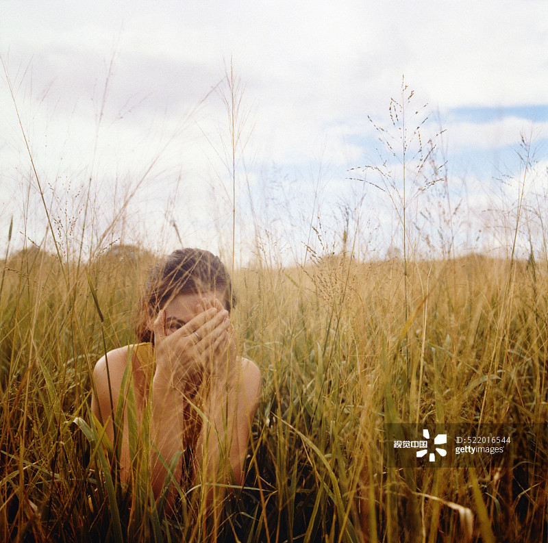 躲在田野里的女人图片素材