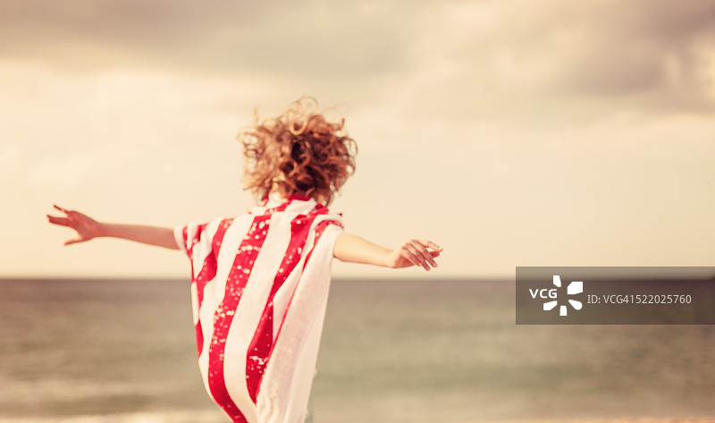 男孩在海滩上奔跑（模糊效果）图片素材