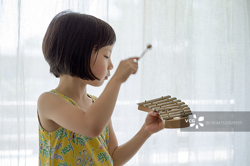 女孩演奏钟琴图片素材