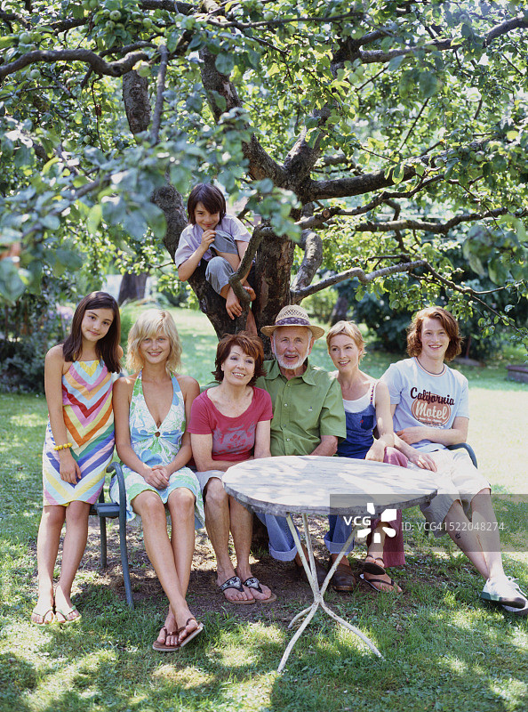 三代同堂在花园里图片素材