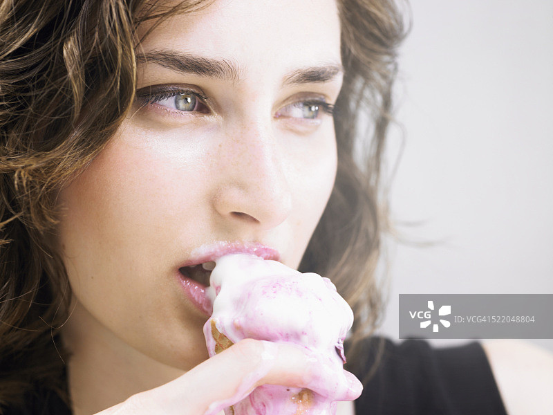 年轻女人吃冰淇淋图片素材