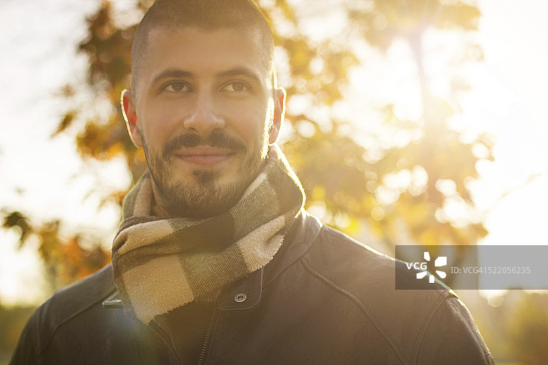 秋日公园里的男人图片素材