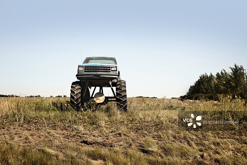 田野里的怪物卡车图片素材