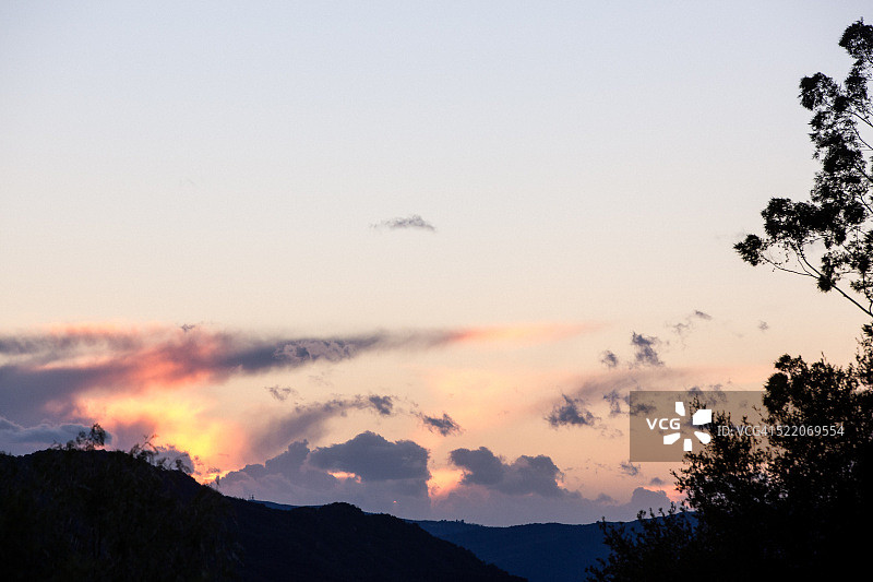 山脉上空的云彩图片素材