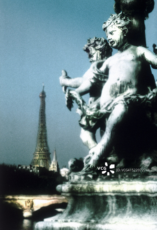 背景是埃菲尔铁塔的巴黎亚历山大三世桥图片素材