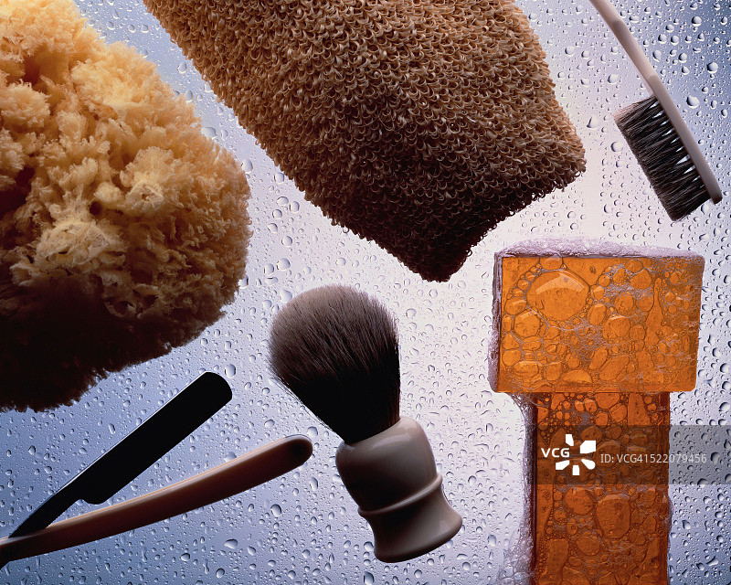 潮湿玻璃上的洗漱用品图片素材