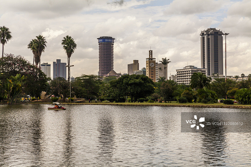 肯尼亚内罗毕：从自由公园看内罗毕城市天际线图片素材