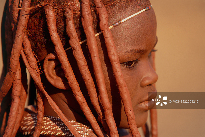纳米比亚（靠近埃普帕瀑布）的辛巴部落女孩图片素材