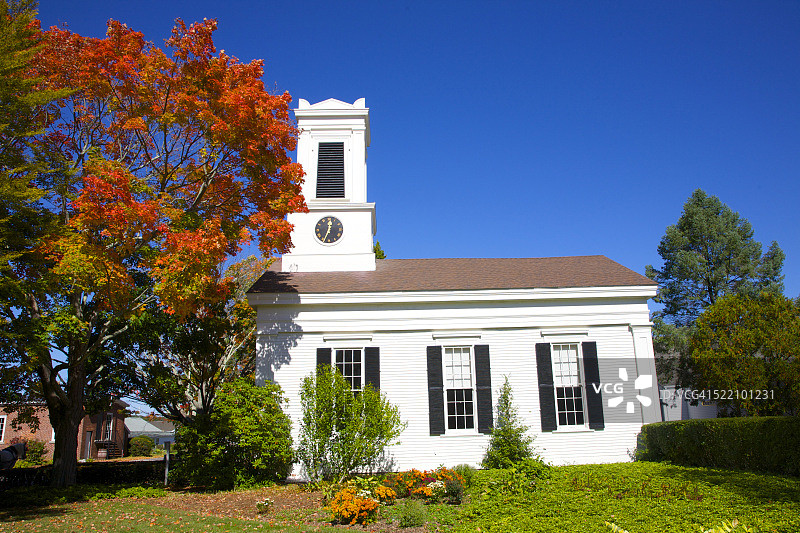 带尖顶和时钟的白色教堂图片素材