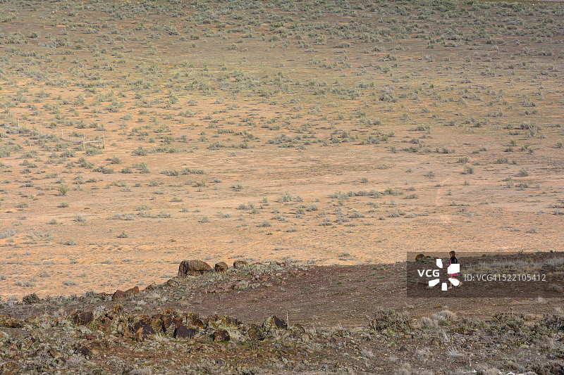 大沙漠中的小女孩图片素材
