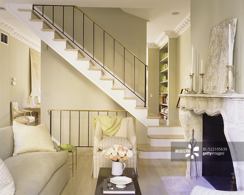 楼梯旁的座位区图片素材