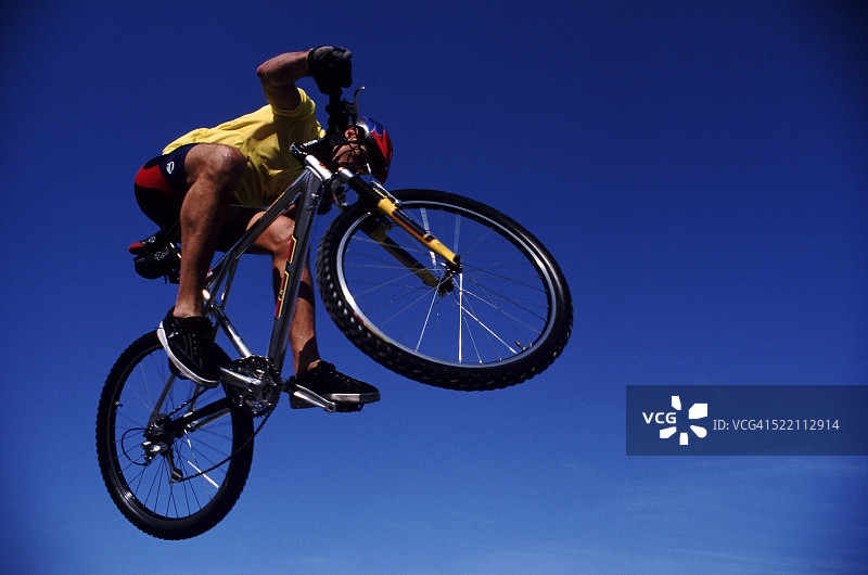 跳跃的自行车骑行者图片素材
