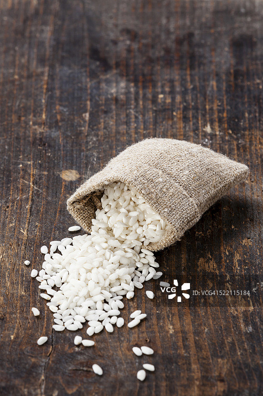 麻布袋中的生白米图片素材