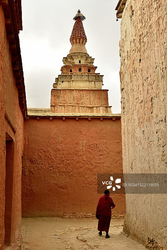 僧侣在寺庙中行走图片素材