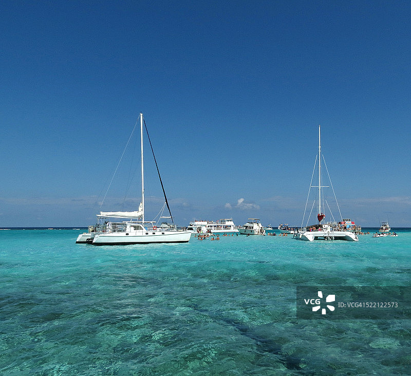 在魟鱼城游览的游客和船只图片素材