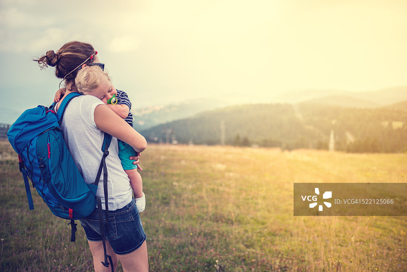 母亲和婴儿在山顶图片素材