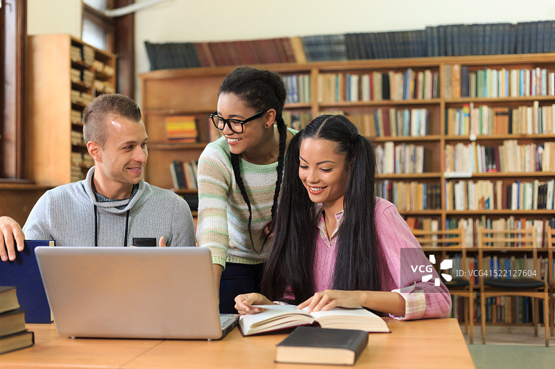 在图书馆一起学习的学生图片素材