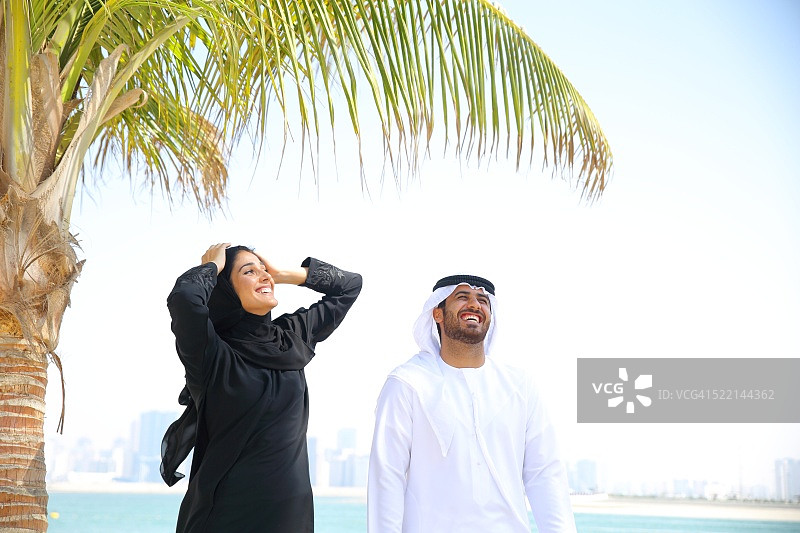 快乐的阿拉伯夫妇图片素材