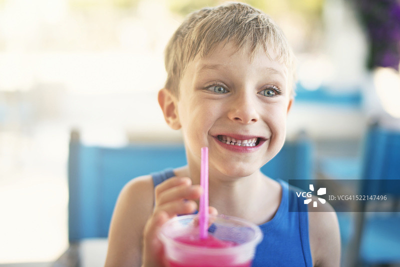 夏日里小男孩喝碎冰苏打水图片素材