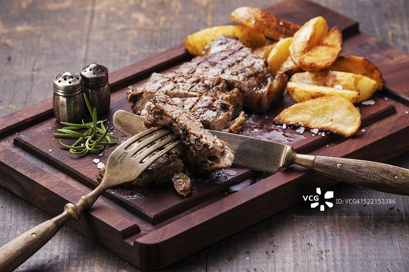 切好的烤纽约牛排与烤土豆角图片素材