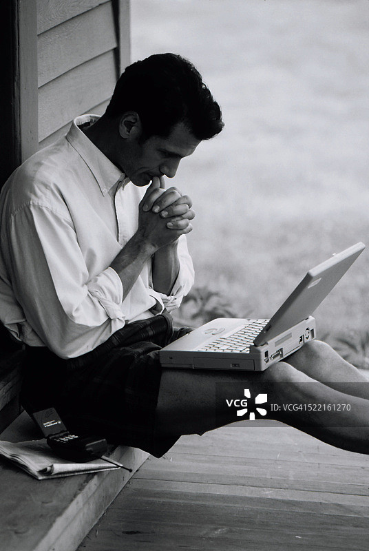 在门廊上使用笔记本电脑图片素材