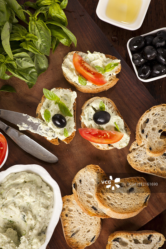 马苏里拉奶酪、新鲜罗勒和橄榄面包片图片素材