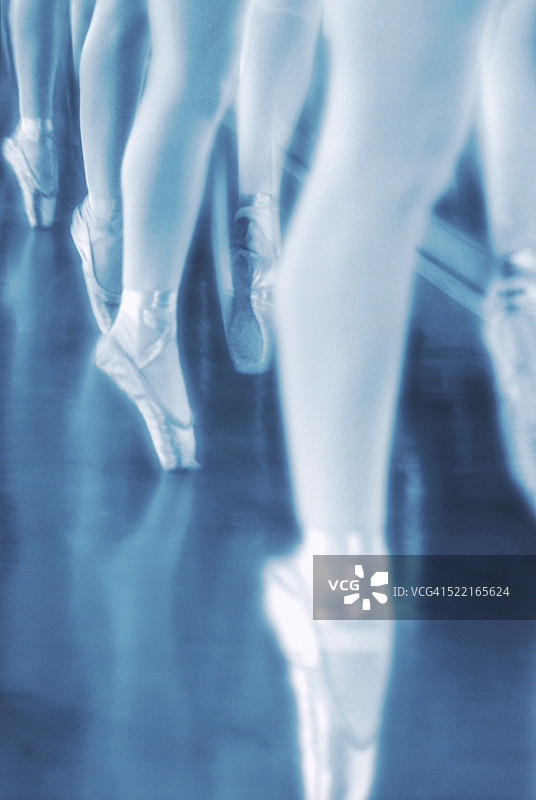 优雅的芭蕾舞演员的脚图片素材