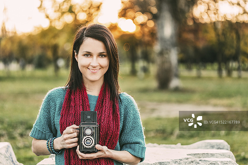 拿着复古相机的女孩图片素材