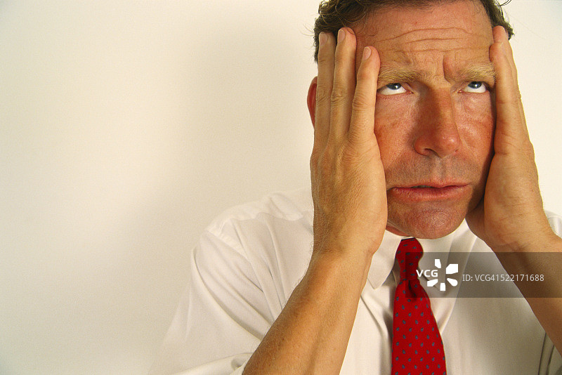 男子双手抱头图片素材