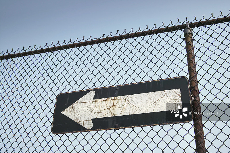 栅栏上的单行道标志图片素材