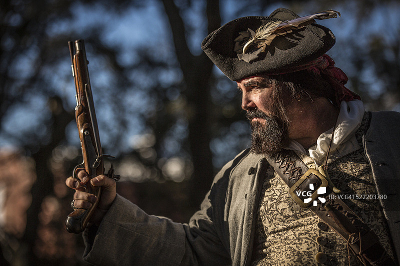 具有黑色胡须和手枪的真实海盗图片素材