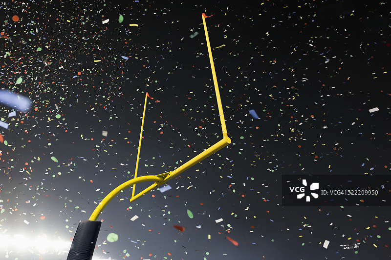 美式橄榄球场球门柱和纸屑图片素材