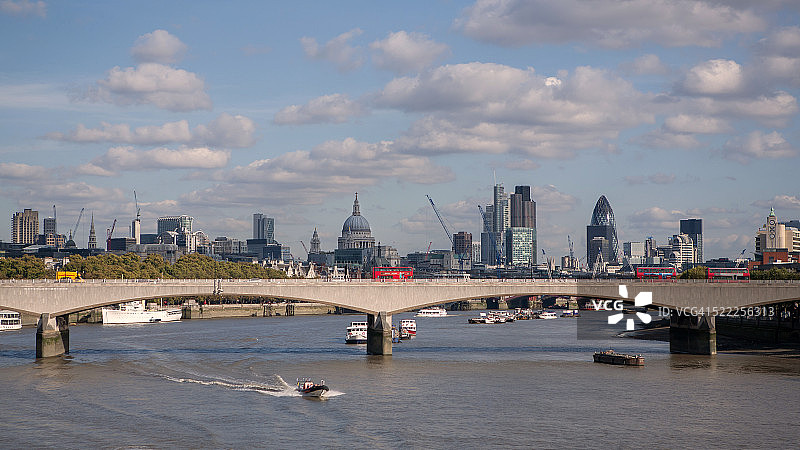 滑铁卢桥和伦敦天际线图片素材