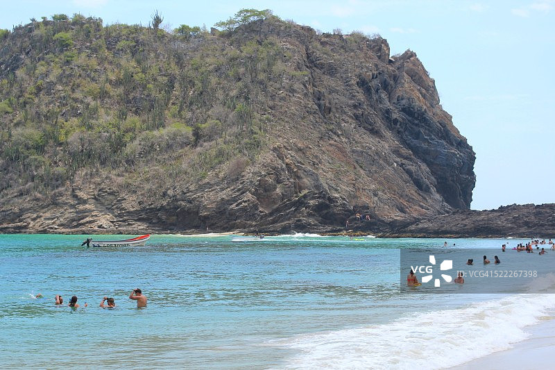 在海滩度周末的游客图片素材