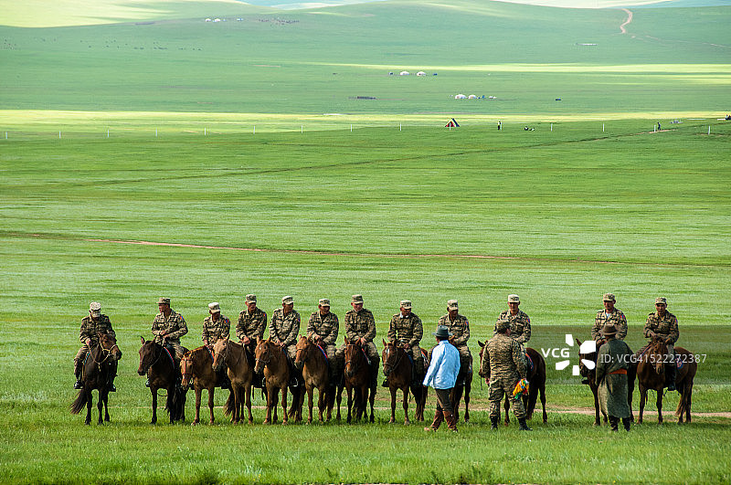 那达慕节上的骑马卫队图片素材