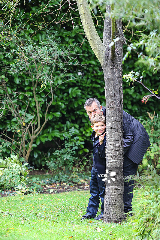 父子在花园里玩耍图片素材