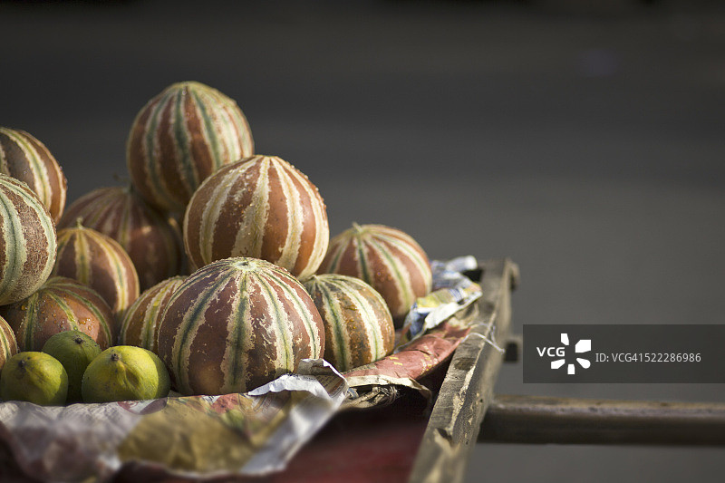 印度街头售卖的甜瓜图片素材