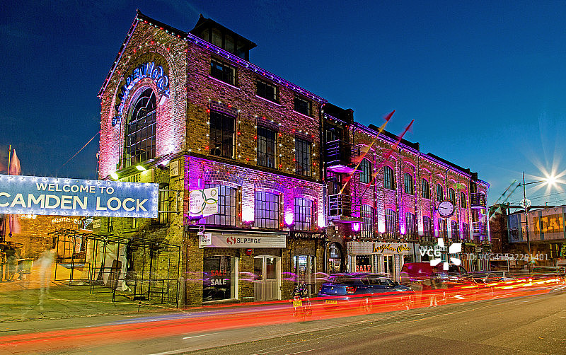 英国伦敦夜景卡姆登水闸市场图片素材