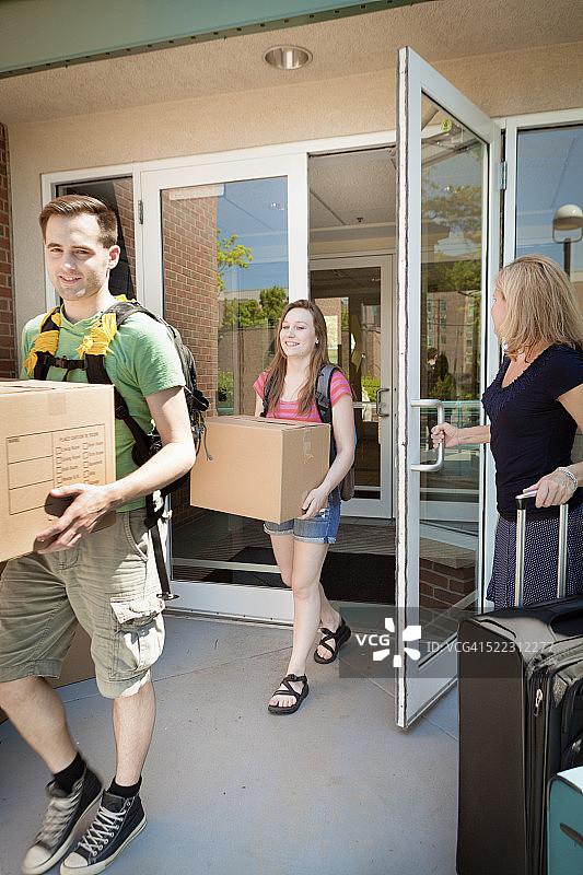 学年结束时大学生搬出宿舍图片素材
