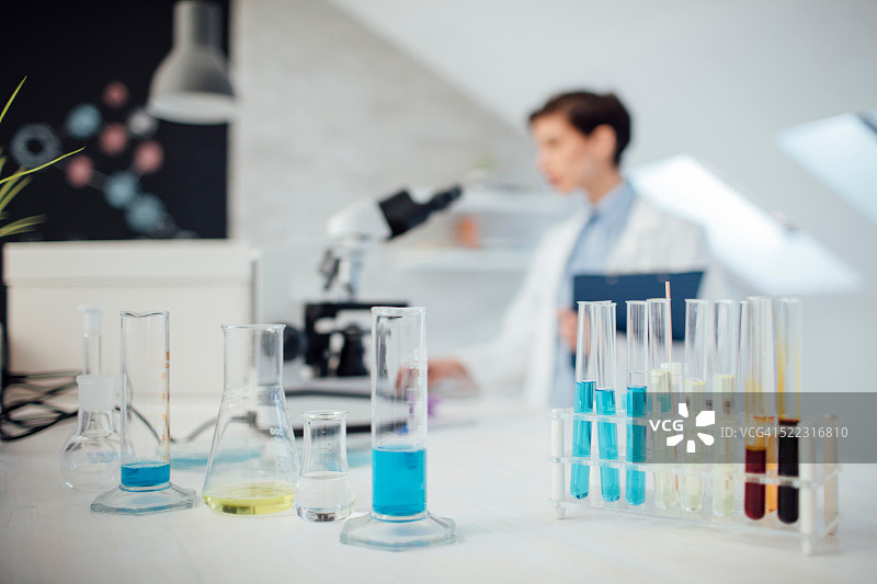 在实验室工作的研究员图片素材