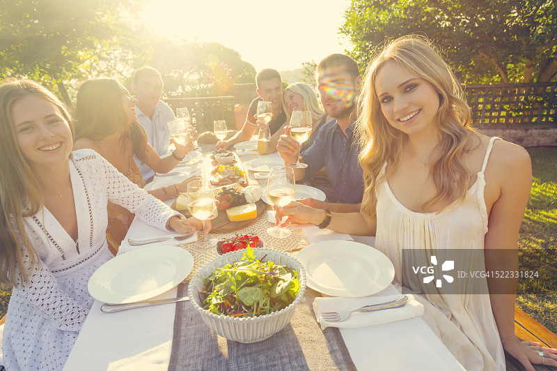 一群年轻人在户外用餐图片素材