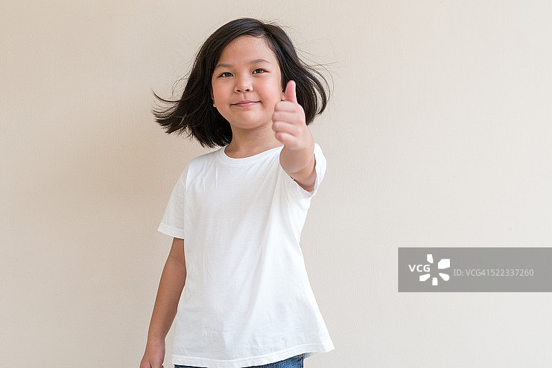 为灵感理念而微笑的亚洲女孩肖像图片素材