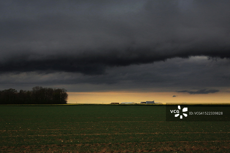 法兰西岛埃松省的开放田野上的春季风暴图片素材
