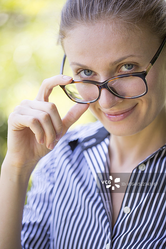 女人触摸太阳镜图片素材